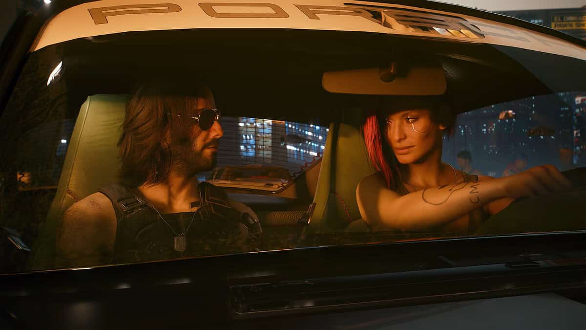Scène de jeu de Cyberpunk 2077 dans les rues de Night City.
