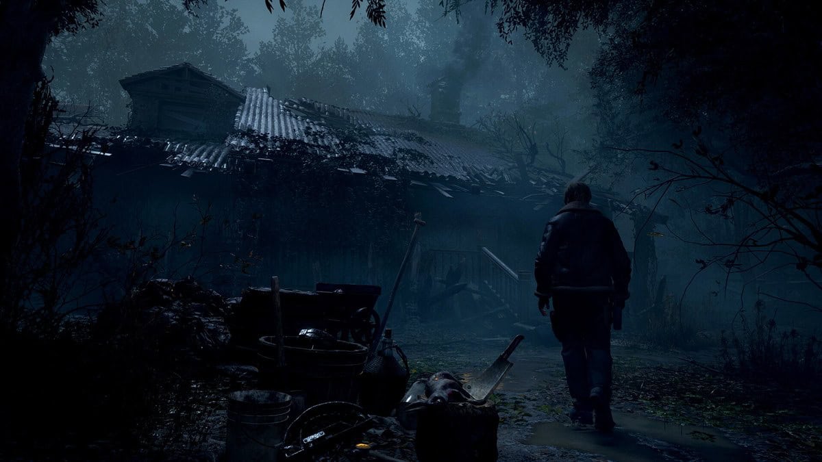 Personnage de dos s'avançant vers une maison délabrée dans une forêt brumeuse