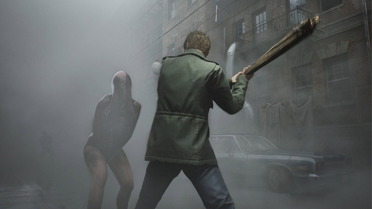Homme en manteau vert brandissant une planche face à une créature pâle dans une ruelle embrumée