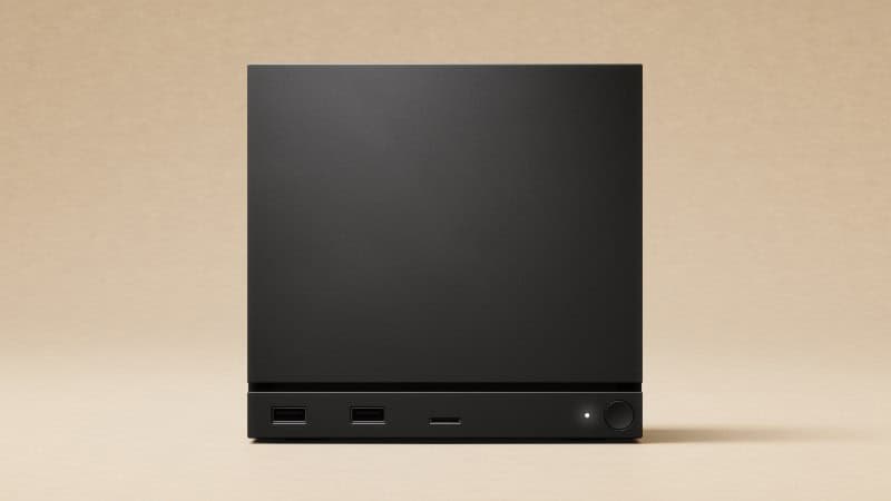 Face avant du boîtier Steam Machine, deux ports USB, un lecteur de carte et un bouton rond