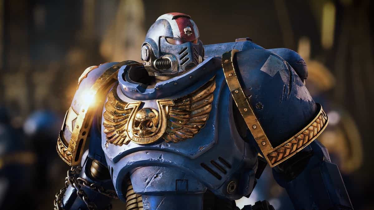 Gros plan d'un Space Marine en armure bleue frappée d'un aigle doré à tête de mort