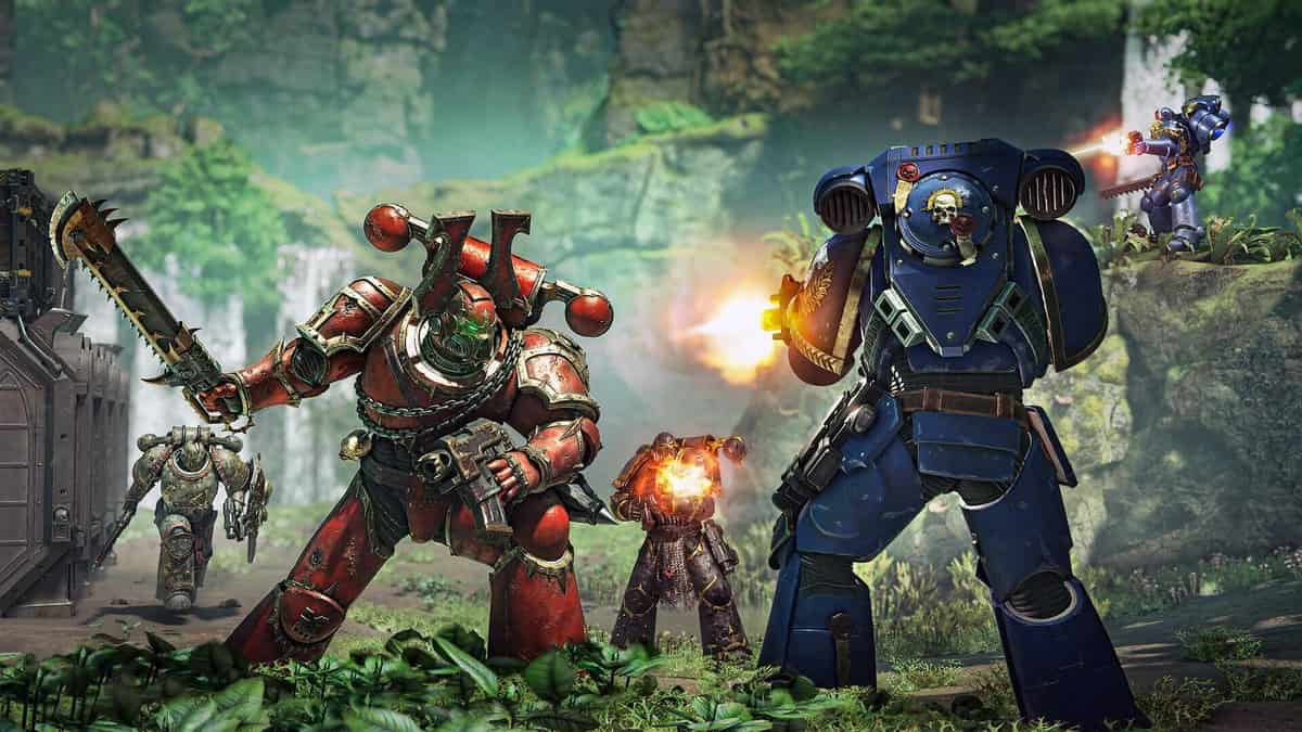 Un Space Marine bleu affronte un guerrier du Chaos en armure rouge dans une jungle