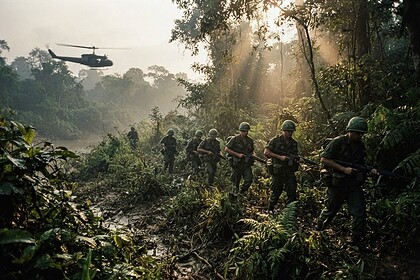 Colonne de soldats en tenue militaire progressant dans une jungle dense au petit matin sous un hélicoptère