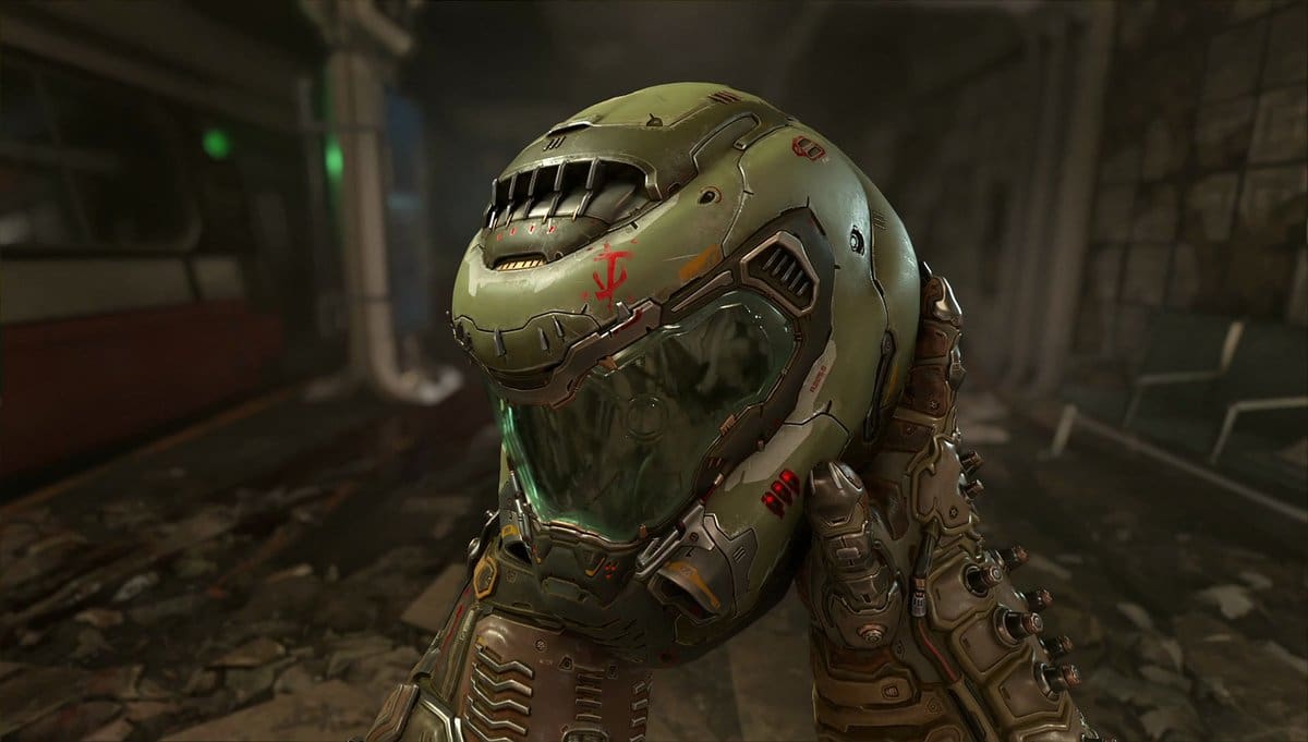 Gros plan sur le casque vert du Slayer dans un couloir en ruine, capture de DOOM Eternal