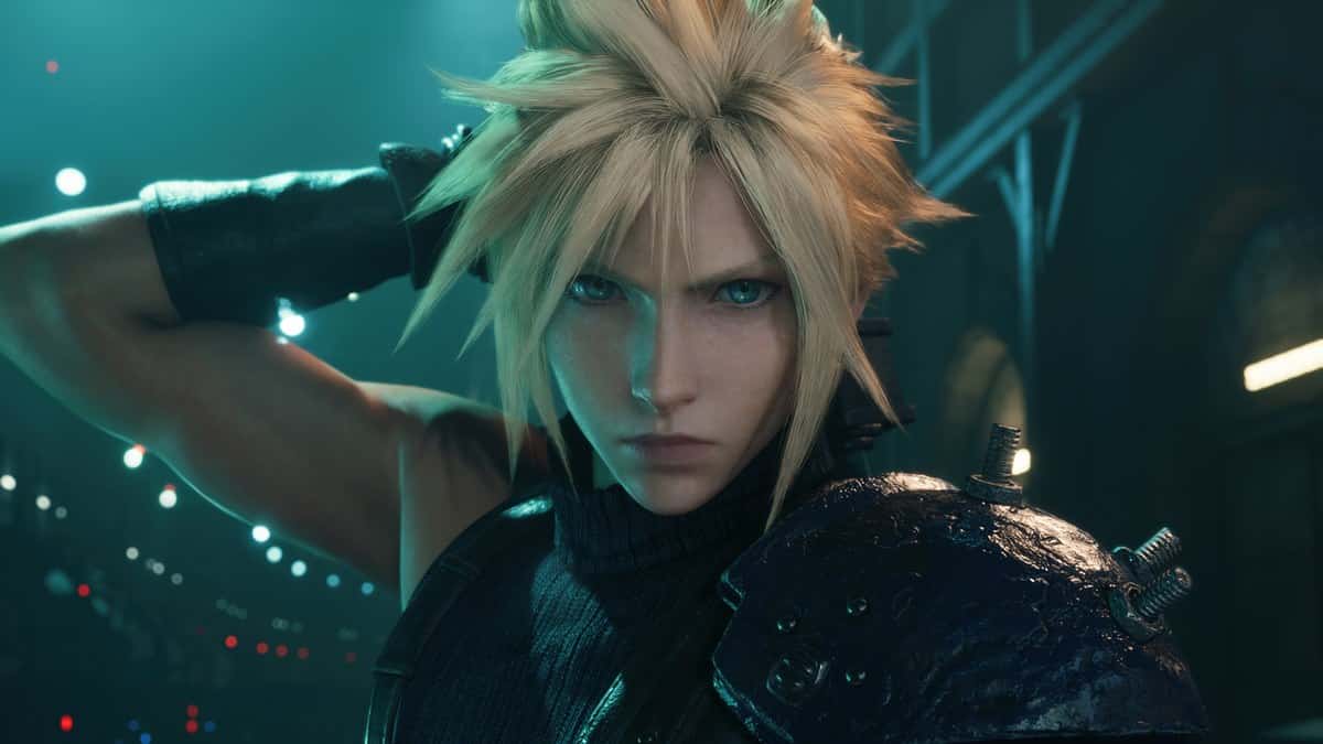 Portrait en gros plan de Cloud Strife, épée dans le dos, dans une ruelle bleutée de Midgar