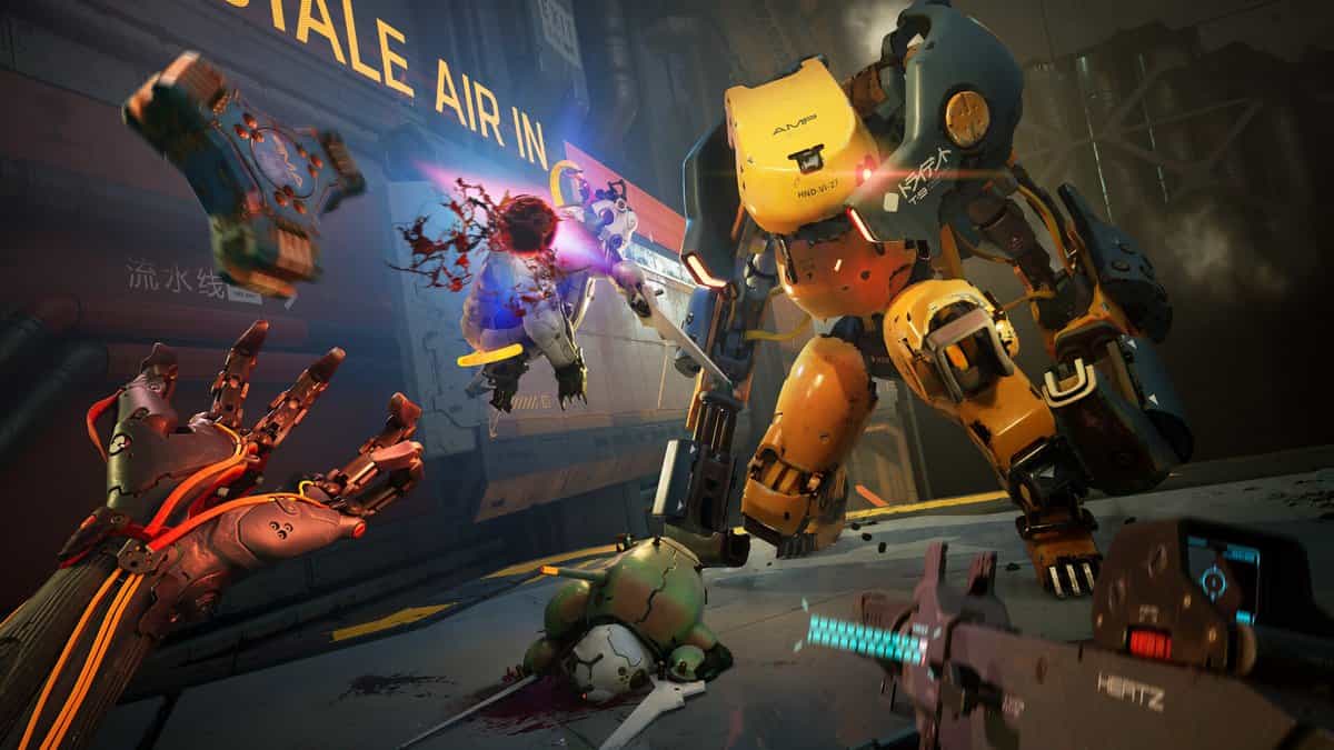 Main robotique tendue face à un grand mécha jaune dans un couloir industriel, arme futuriste au premier plan