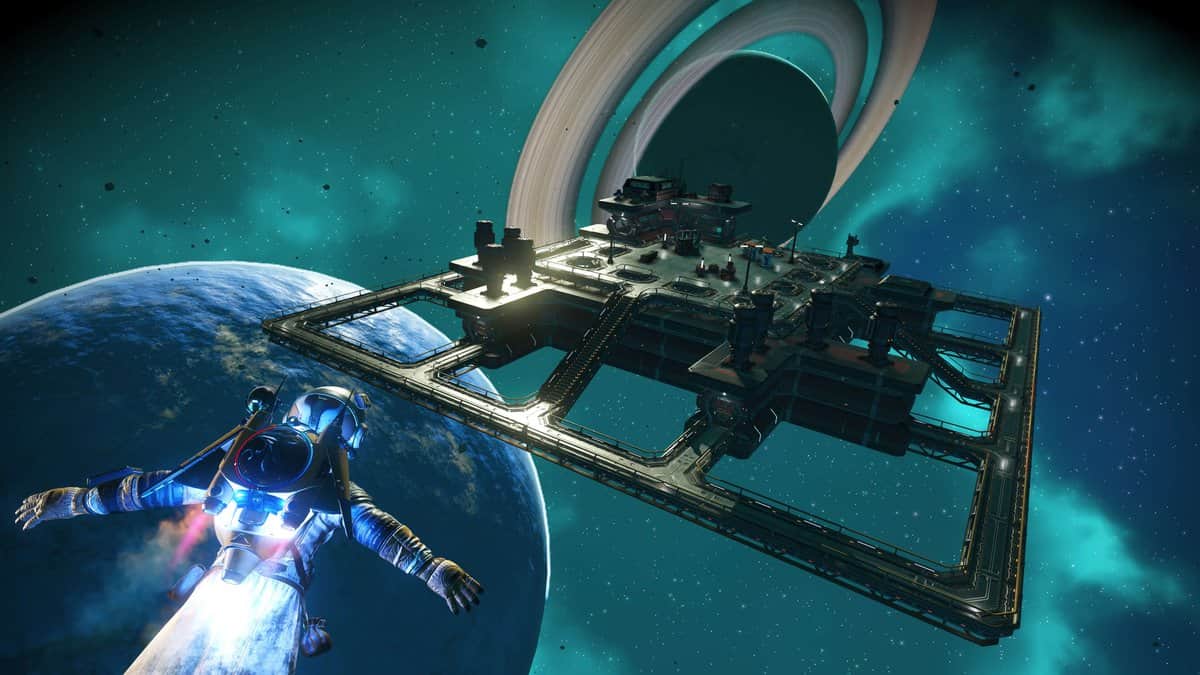 Base orbitale flottante de No Man's Sky, un explorateur en combinaison s'en approche devant une planète annelée