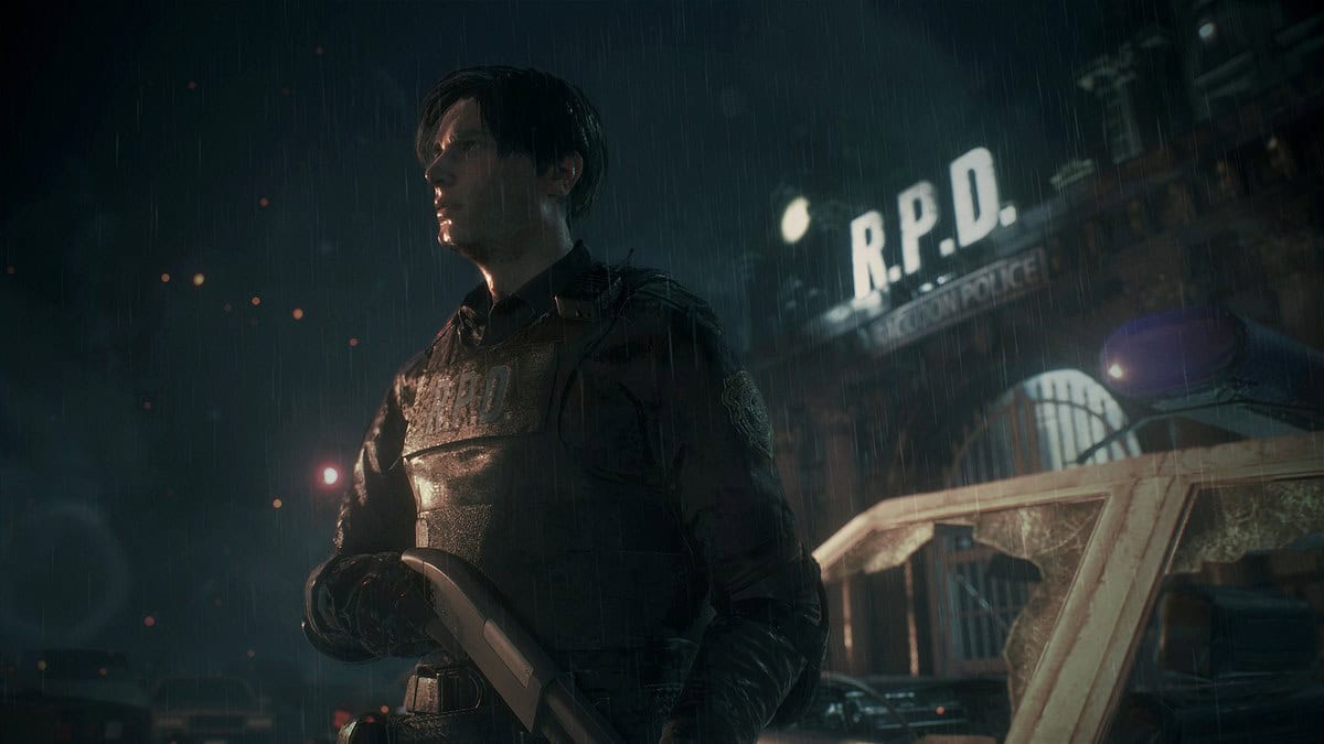 Personnage en tenue de police tenant un fusil sous la pluie devant l'entrée éclairée du commissariat de Raccoon City