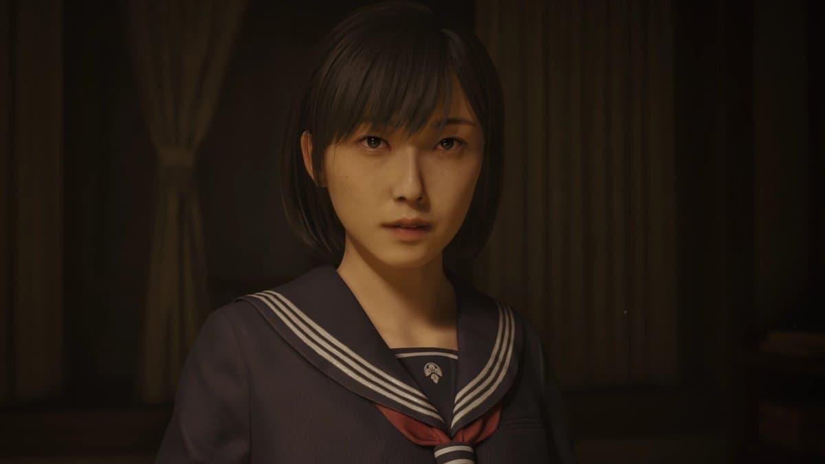 Hinako Shimizu, lycéenne en uniforme marin, faiblement éclairée dans une pièce sombre