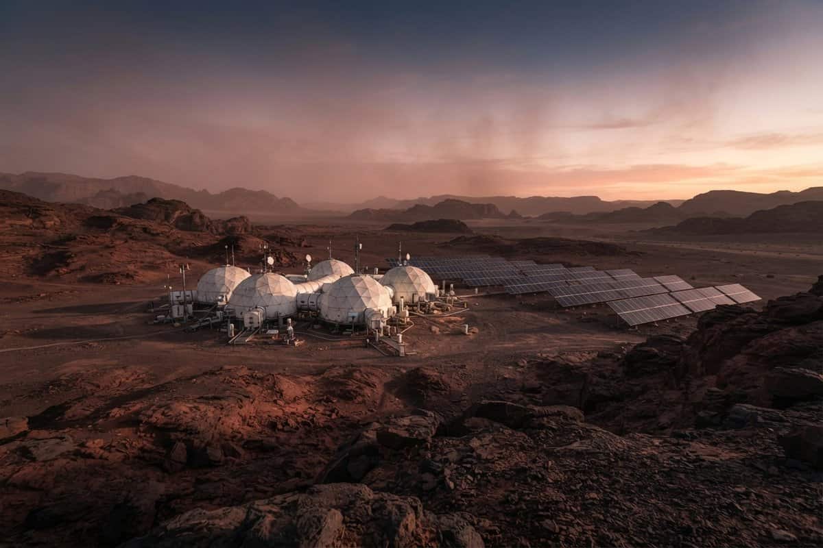 Colonie martienne avec dômes blancs et panneaux solaires dans un désert rouge au crépuscule