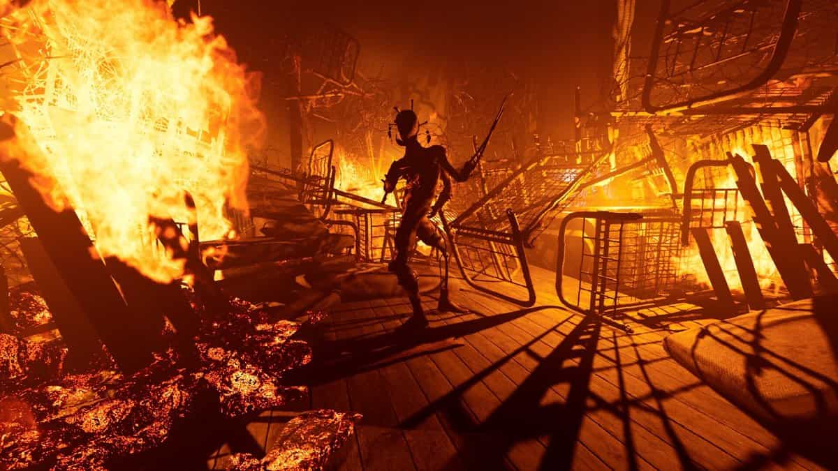 Silhouette d'une créature armée d'une lame au milieu de sommiers de lits métalliques en flammes
