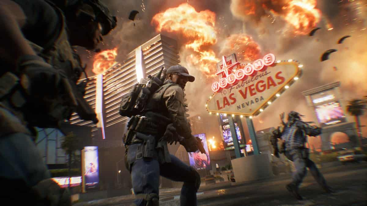 Soldats en plein assaut devant l'enseigne Welcome to Fabulous Las Vegas, explosions en arrière-plan