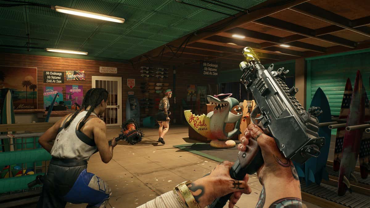 Vue subjective d'un joueur armé d'un pistolet-mitrailleur dans une boutique de surf, aux côtés d'une coéquipière face à des zombies