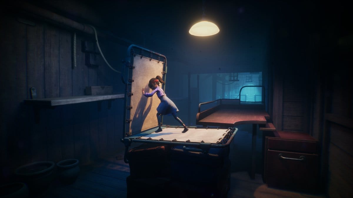 Capture d'Out of Sight : Sophie pousse un panneau dressé sur un vieux lit dans une pièce sombre