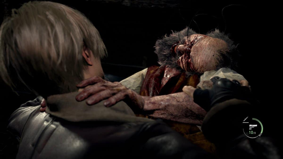 Leon S. Kennedy, vu de dos, agrippé à l'épaule par un villageois au visage ensanglanté et aux yeux révulsés