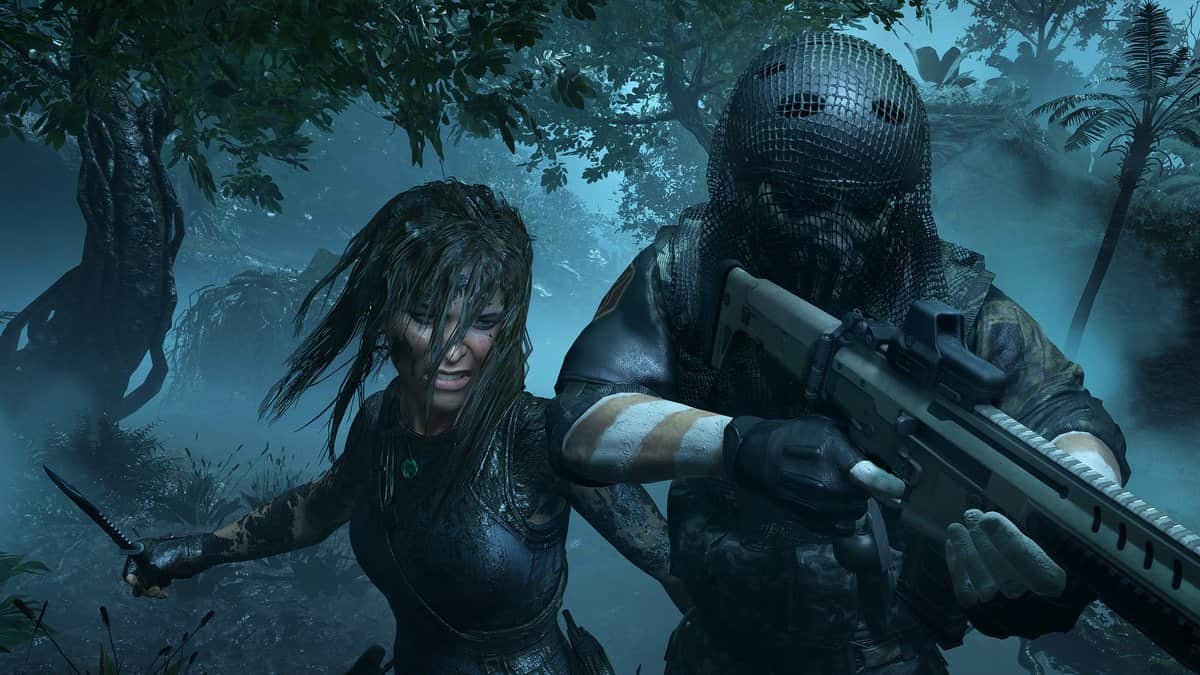 Lara Croft couverte de boue surgit couteau en main derrière un mercenaire armé dans la jungle