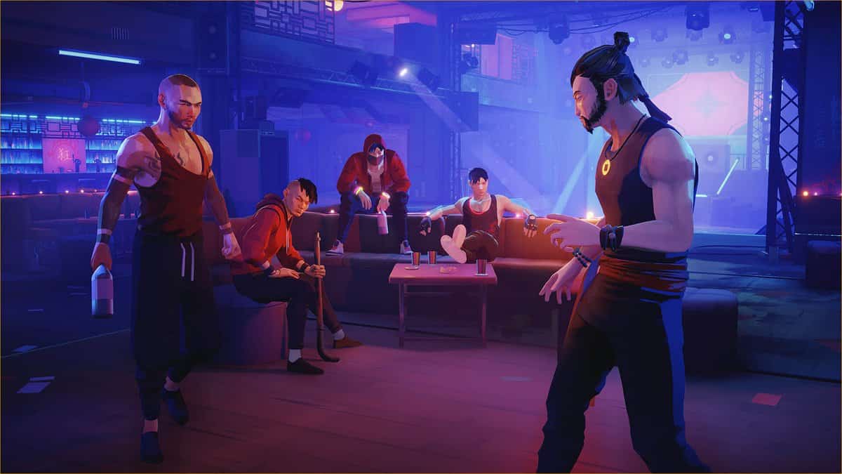 Le héros de Sifu face à une bande de voyous installés sur des banquettes dans une boîte de nuit éclairée en violet