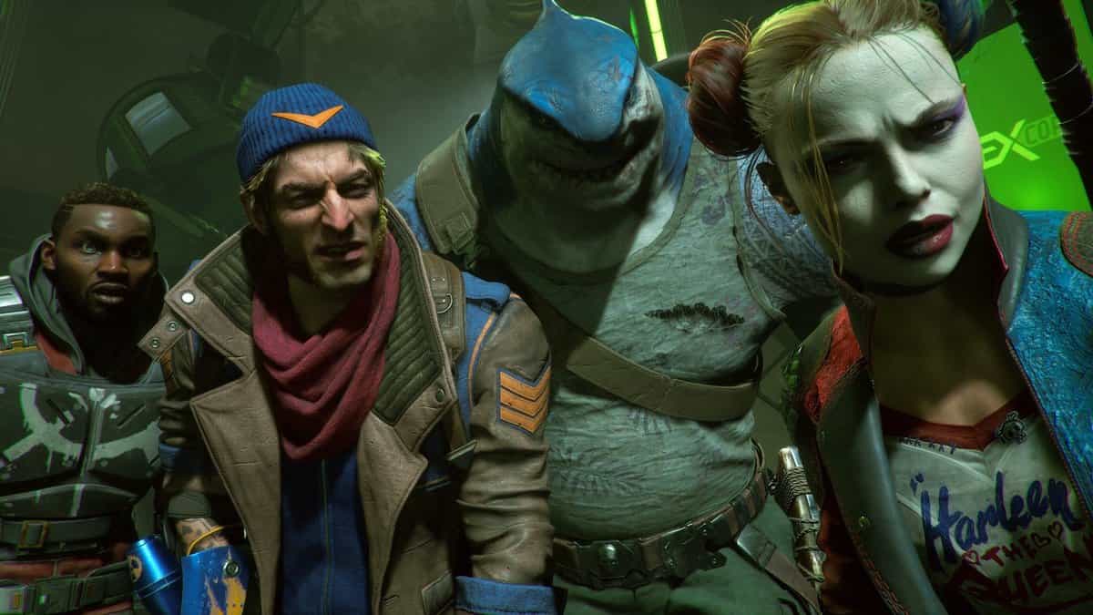 Deadshot, Captain Boomerang, King Shark et Harley Quinn côte à côte dans un décor éclairé de vert