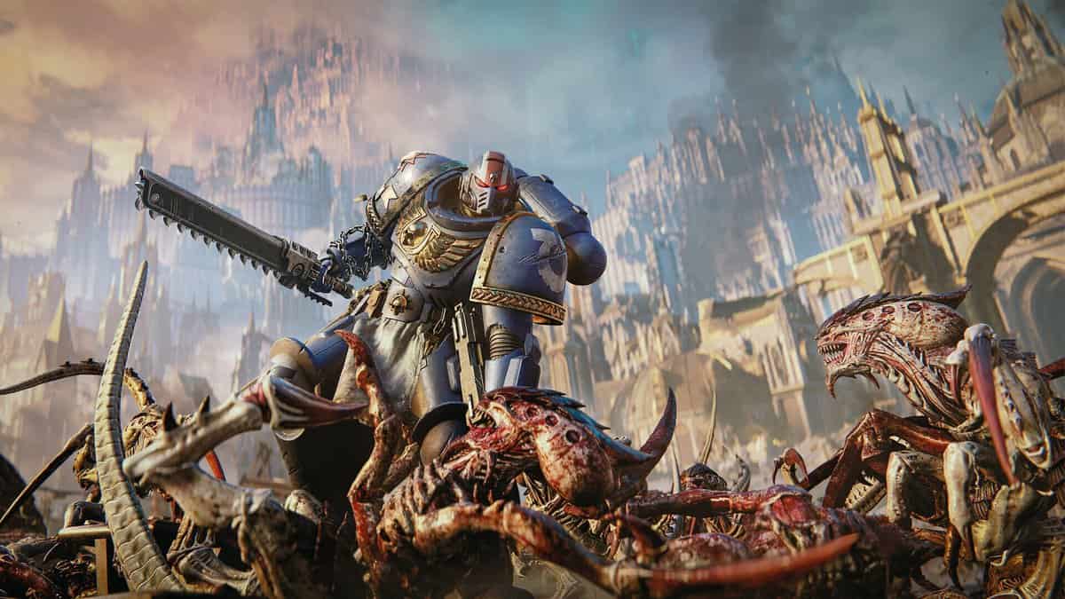 Space Marine en armure bleue brandissant une épée tronçonneuse au-dessus de créatures tyranides, cité gothique en arrière-plan